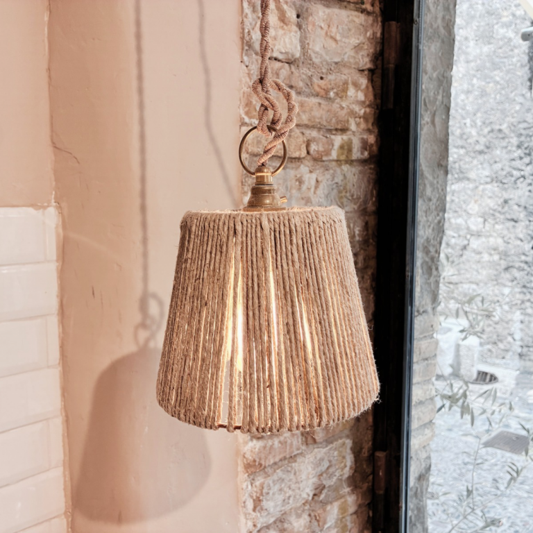 Jeu de lumières pour mettre en évidence le travail d’une artiste locale Jaqueline Morabito pour décoration, cadeau amour, famille, amis - Family