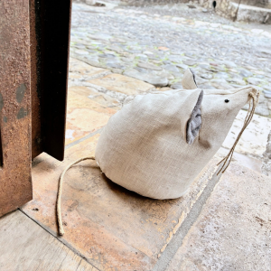 Souris bloque porte pour les personnes qui apprécient les jeu de textiles, lignes épuré et couleurs naturelles en Lin - Family Store