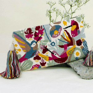 Pochette Mama Tierra motif colibri aux couleurs claires, accessoire textile artisanal et lumineux