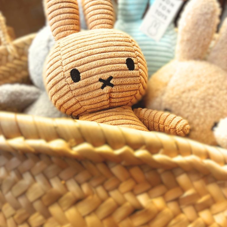 Notre sélection Peluches Miffy toute doux et adorable ! Inspiré à Saint Paul de vence choisi par notre boutique Family store pour les lignes épuré.